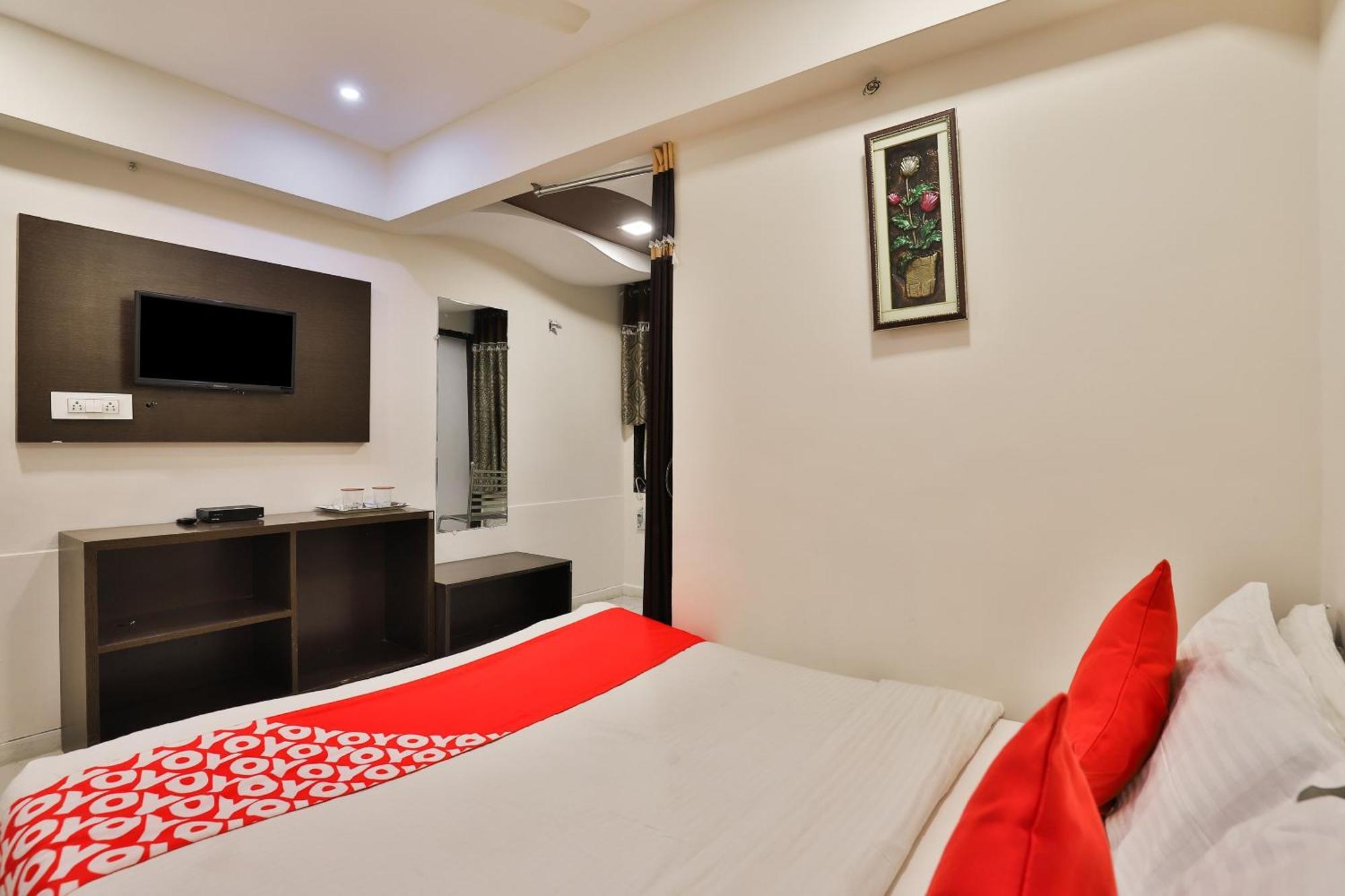 Hotel O Blue Moon Ahmedabad Bagian luar foto